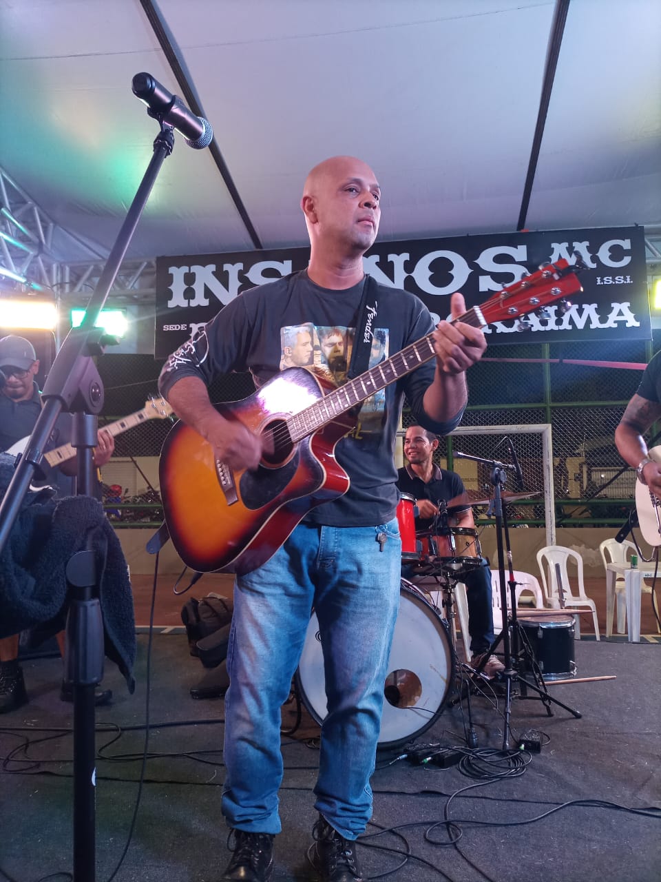 Integrantes juntos no palco da Metamorphosis