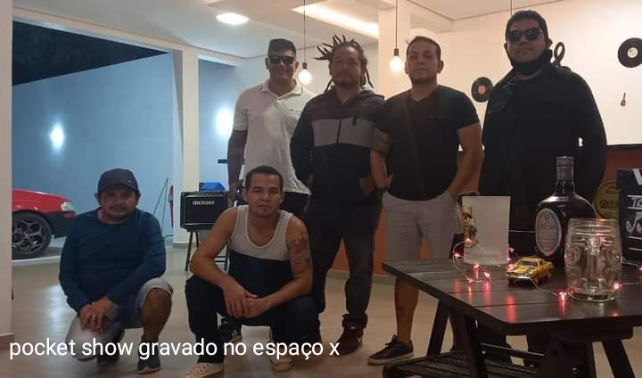 Banda Metamorphosis em apresentação ao vivo