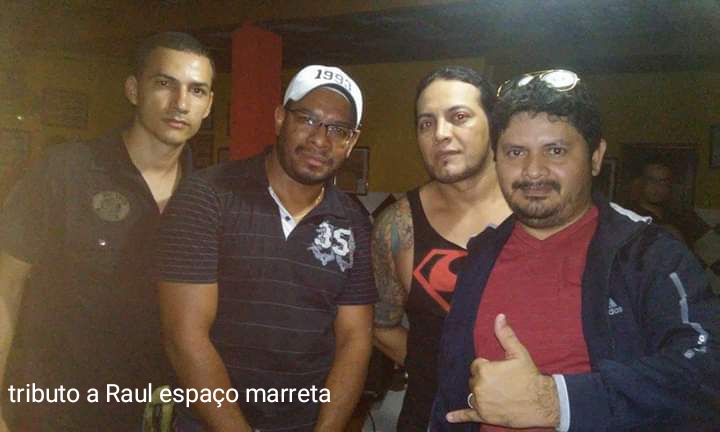 Integrantes reunidos em estúdio